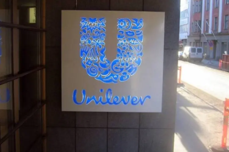 
	Logo da Unilever: previs&atilde;o da Unilever &eacute; manter investimentos no Brasil entre 4 e 5 por cento da receita l&iacute;quida da companhia no pa&iacute;s este ano
 (Sean Biehle/ Flickr/ Creative Commons)
