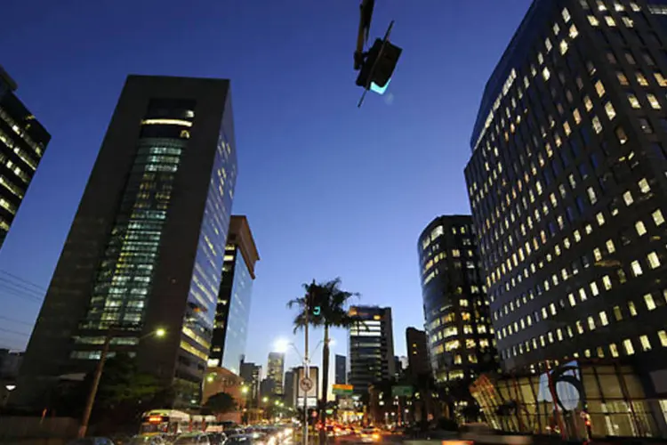 
	Os ativistas, em passeata, est&atilde;o saindo do Largo da Batata, e ocupam todas as oito faixas da Avenida Brigadeiro Faria Lima
 (GERMANO LUDERS)