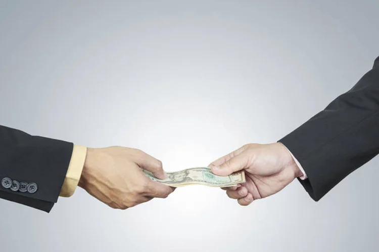
	Pagamento: Garantia do valor permite cobran&ccedil;a de juros semelhantes aos do cr&eacute;dito consignado
 (ceazars/Thinkstock)