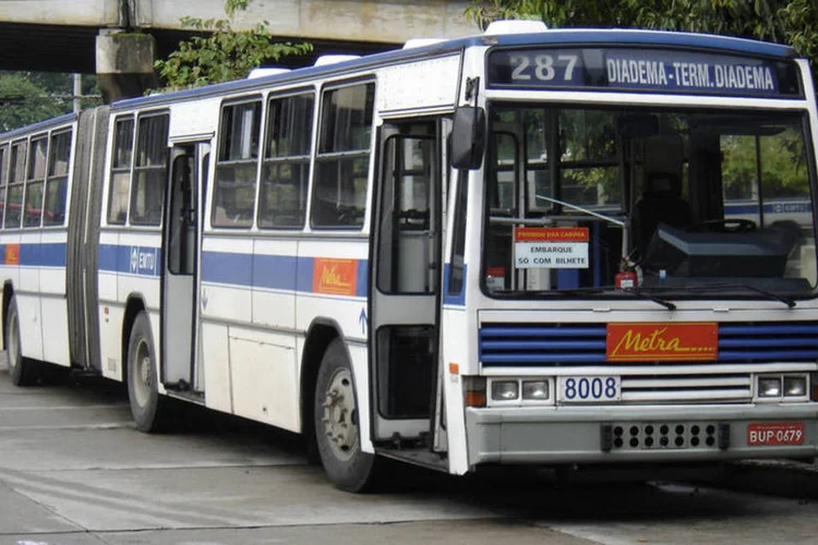 
	&Ocirc;nibus da EMTU: o piquete organizado pelo sindicato da categoria impediu a sa&iacute;da dos coletivos da garagem no in&iacute;cio da manh&atilde;
 (HelioRibeiro/WikimediaCommons)