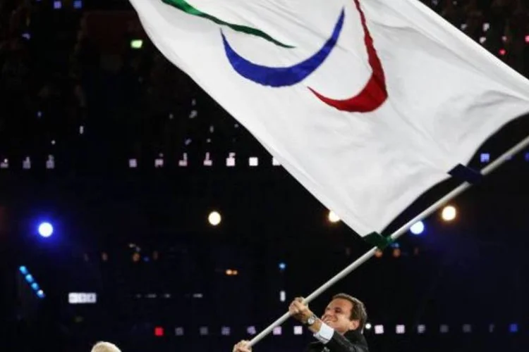 
	Eduardo Paes recebe a bandeira dos Jogos Paral&iacute;mpicos: a organiza&ccedil;&atilde;o dos Jogos informa que cada torcedor deve proceder da seguinte forma para concorrer aos bilhetes: selecionar o esporte, o local, a data e o hor&aacute;rio do evento, al&eacute;m do n&uacute;mero de entradas
 (Peter Macdiarmid/Getty Images)