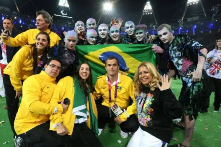 
	Equipes dos atletas paral&iacute;mpicos brasileiros posam para foto no encerramento das competi&ccedil;&otilde;es, em Londres
 (Peter Macdiarmid/Getty Images)