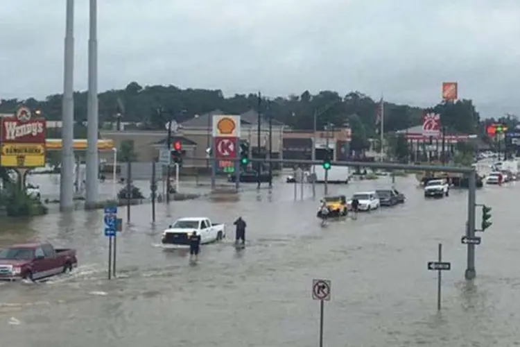 
	Enchentes: mais de 12 mil pessoas j&aacute; foram levadas para abrigos devido &agrave; inunda&ccedil;&atilde;o de suas casas
 (Louisiana Department of Transportation and Development/Handout/Reuters)
