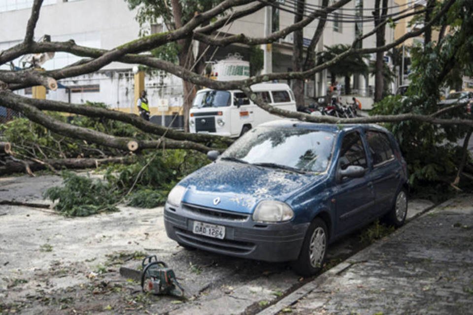 Temporais causam 2 mortes e destruição em 33 cidades de SP