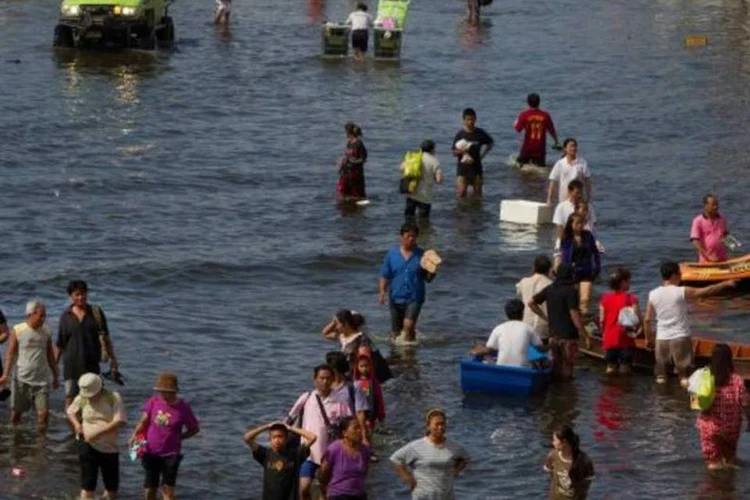 A tromba d'água de água obrigou as autoridades a fecharem nesta terça-feira o aeroporto de Don Muang, situado 20 quilômetros ao norte de Bangcoc (Paula Bronstein/Getty Images)