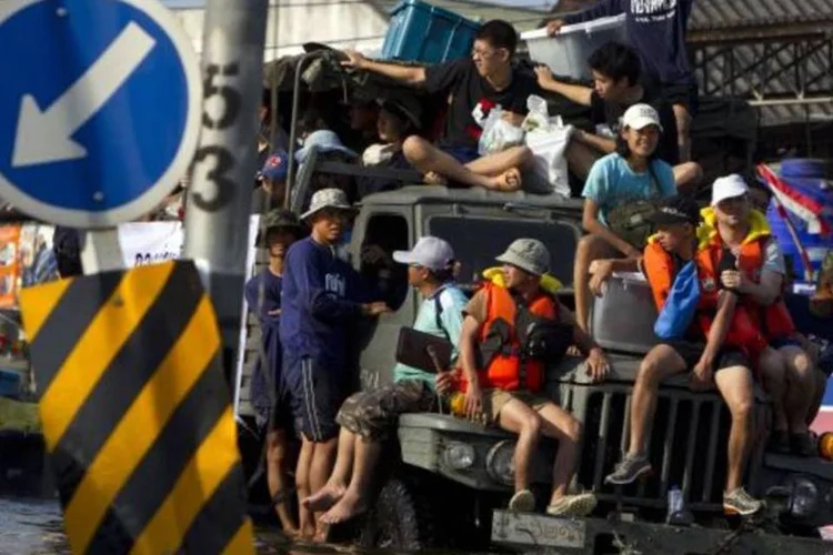 O centro de operações contra as inundações indicou que 550 milhões de metros cúbicos serão desviados por dia até o mar através do rio Chao Praya (Paula Bronstein/Getty Images)