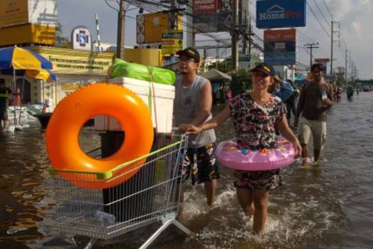 Tailandeses chegaram a criar banheiros flutuantes para resistir às inundações (Paula Bronstein/Getty Images)