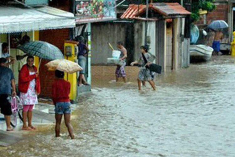 
	Enchente em Angra dos Reis:&nbsp;em janeiro, as precipita&ccedil;&otilde;es deixaram dezenas de desabrigados e 3 mil moradores de Banqueta ilhados, depois que a &uacute;nica ponte que ligava o bairro &agrave; Rodovia Rio-Santos desmoronou.
 (Divulgação/Prefeitura de Angra dos Reis)