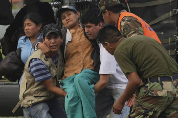 Equipe de resgate ajuda uma das vítimas das enchentes que atingiram a Bolívia em Trinidad, a cerca de 400 quilômetros de La Paz (David Mercado/Reuters)