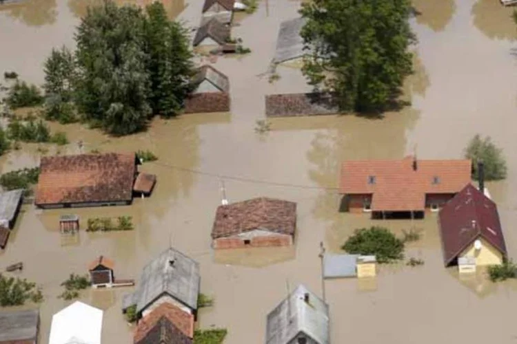 
	Casas praticamente submersas nos Balc&atilde;s: enchentes provocaram 49 mortes
 (REUTERS)