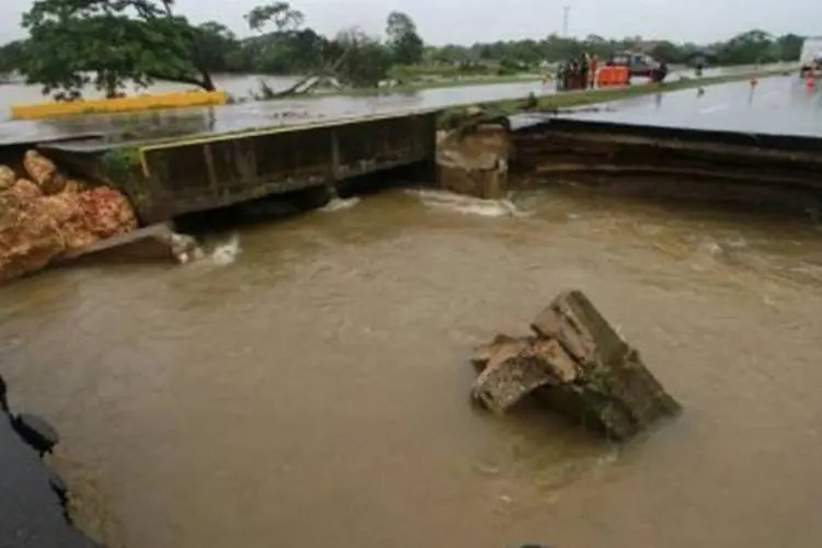 Uma estrada quebrada pela água na Colômbia: Unasul quer melhorar a infraestrutura da região (AFP)