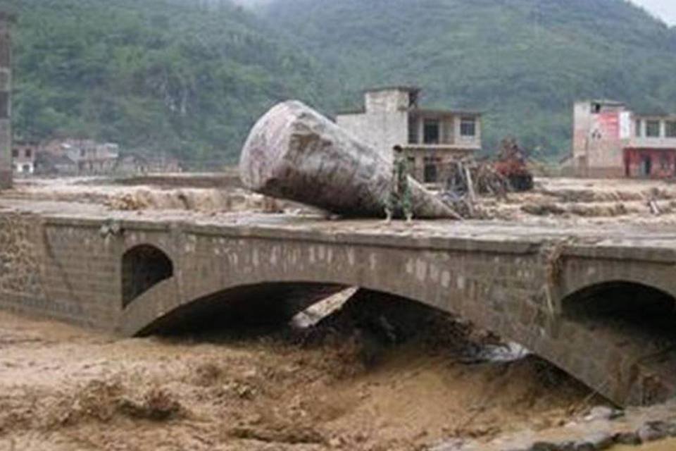 Inundações na China matam 52, e obrigam retirada de 100 mil