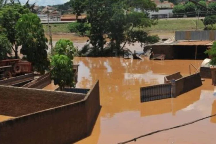 As ruas de Brumadinho são tomadas pela água que transbordou do Rio Paraobeba devido à chuva que caiu na região de Minas (Antonio Cruz/Agência Brasil)