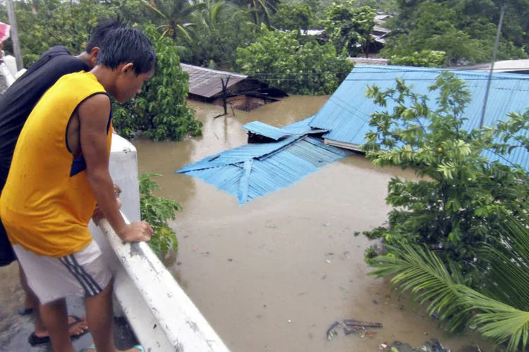 Enchente nas Filipinas: entre as áreas atingidas se encontram as que sofreram com tufão Haiyan (Erwin Frames/Reuters)