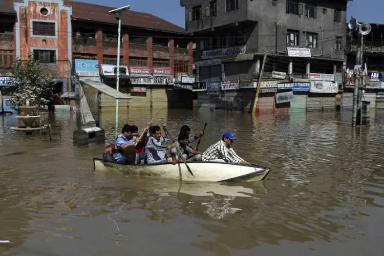 Enchente em Srinagar: "A necessidade mais essencial agora é água limpa", disse doutor (Danish Ismail/Reuters)