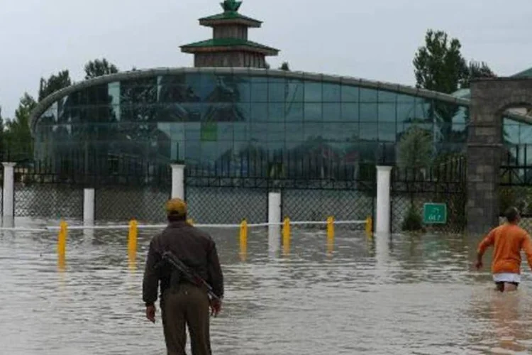 Um policial indiano nas ruas inundadas da cidade de Srinagar (Tauseef Mustafa/AFP)