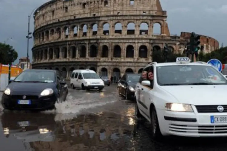 A quantidade de água em determinadas ruas impediu a circulação dos ônibus
 (Vincenzo Pinto/AFP)
