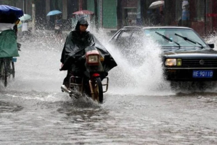 Foi alocado 130 milhões de iuanes para as províncias de Hubei e Hunan para a retirada de pessoas e os esforços de reconstrução (ChinaFotoPress/Getty Images)