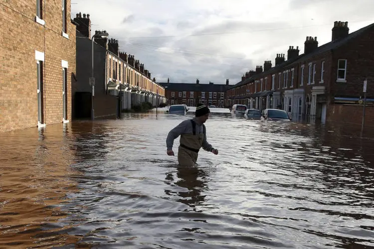 
	Enchente: as zonas afetadas receberam em apenas 24 horas o equivalente a um m&ecirc;s de chuva
 (Phil Noble / Reuters)