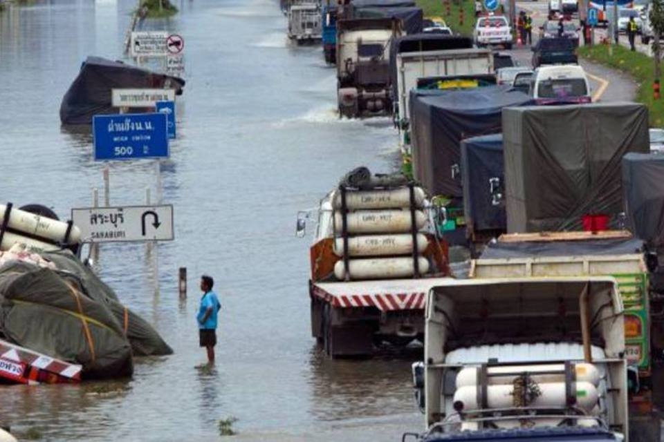 Na Tailândia, número de mortos nas enchentes sobe para 237