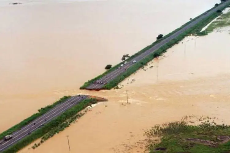 
	Foto a&eacute;rea mostra a BR-356, que serve como dique de conten&ccedil;&atilde;o de um rio, que se rompeu ap&oacute;s dias de forte chuva, em Campos, no estado do Rio de Janeiro (Prefeitura de Campos/Divulgação/Reuters)
