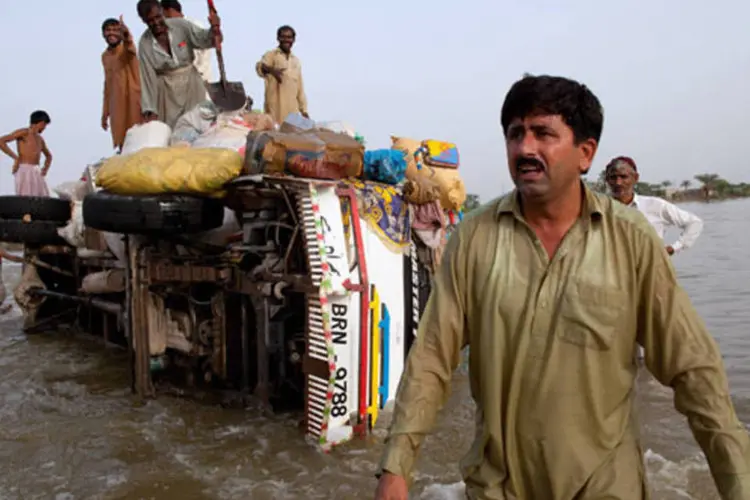 As inundações são frequentes no Paquistão durante a atual época de monção, quando as fortes chuvas arrasam povoados e assolam a população mais vulnerável (Getty Images)