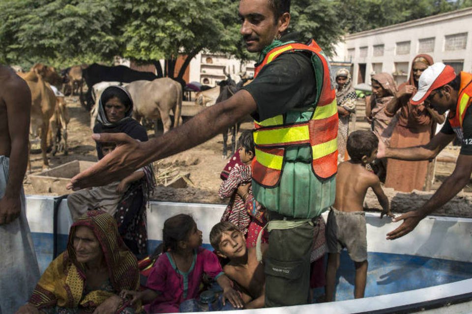 Paquistão retira milhares de isolados pelas enchentes