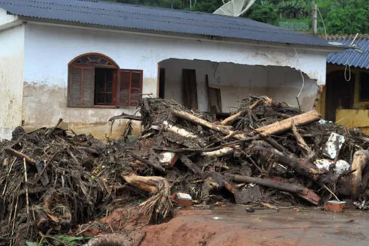 Muitas pessoas perderam as casas devido às enchentes na região serrana do Rio de Janeiro (Valter Campanato/Agência Brasil)