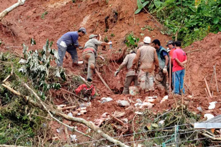 Teresópolis - Equipes de resgate trabalham nas áreas atingidas pelas fortes chuvas que assolaram a região serrana do estado do Rio de Janeiro.  (Valter Campanato/Agência Brasil)