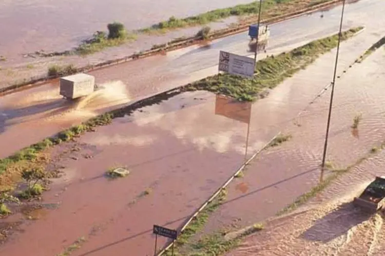 
	Enchente na Marginal Tiet&ecirc;, em S&atilde;o Paulo, em 1991: o MPE realizou um levantamento com os 422 locais que mais alagam na cidade e foi &agrave; Justi&ccedil;a contra Prefeitura
 (NELLIE SOLITRENICK/VEJA)