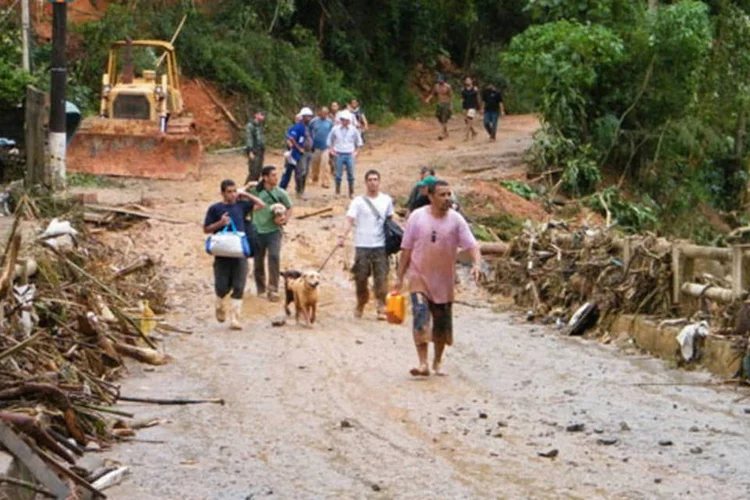 Teresópolis (RJ) - Na localidade de Santa Rita, a cerca de 20 quilômetros do centro, a estrada continua interrompida e permite a passagem apenas de pessoas a pé que percorrem de 8 a 14 quilômetros levando mantimentos, remédios e ajuda. (Vladimir Platonov/ Agência Brasil)