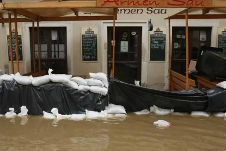 
	Enchente na Europa central: os fazendeiros b&aacute;varos ainda t&ecirc;m a esperan&ccedil;a de que parte do cultivo de cereais consiga ser salva.
 (Getty Images)