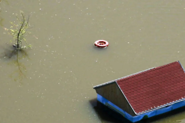 Casa fica submersa em enchente provocada pela cheia do rio Elba, na Alemanha (REUTERS/Thomas Peter)