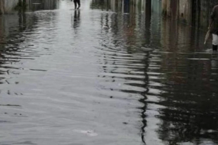 Enchente do Rio Acre obrigou pessoas a abandonarem suas casas em Rio Branco (Alejandro Pagni/AFP)