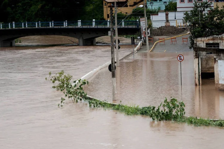
	Enchente em S&atilde;o Luiz do Paraitinga: segundo a Defesa Civil da cidade, o transbordamento do Rio Paraitinga atingiu 96 casas.
 (Marcelo Camargo/ABr)