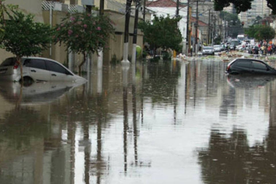 Nove bairros estão alagados há 12 dias na Grande SP