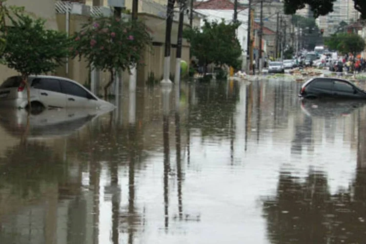 Rua Dr Gabriel Piza, na zona norte de SP: embaixo de água após enchente de verão. 