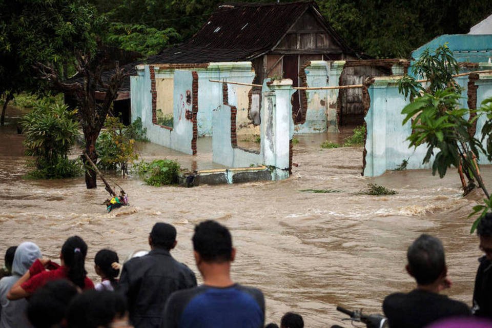 Aumenta para 43 número de mortos em inundações na Indonésia