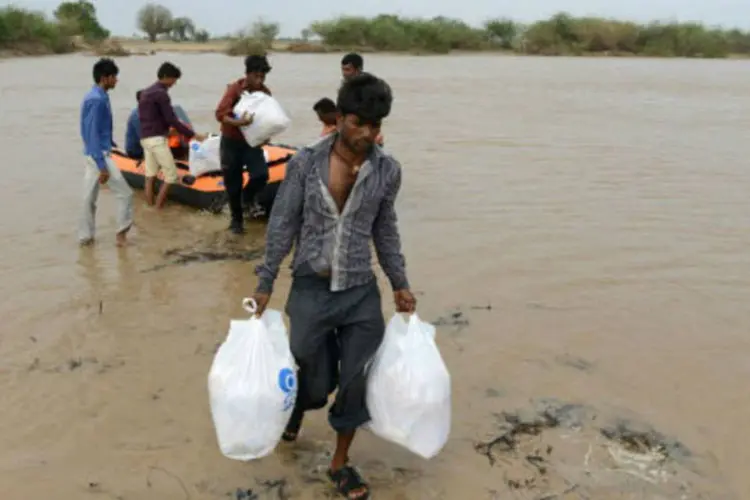 
	Enchentes na &Iacute;ndia: a maioria das mortes deveu-se a afogamentos, embora quatro tenham morrido no desabamento de terras que soterrou uma aldeia na fronteira entre Manipur e Myanmar
 (AFP/ Sam Panthaky)