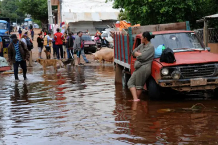 
	Enchentes no Paraguai: &quot;Primeiro o rio come&ccedil;ar&aacute; a baixar nas &aacute;guas de cima, para depois come&ccedil;ar a baixar em todo o sul at&eacute; o Rio de Prata&quot;, disse o prefeito Cresto
 (Getty Images/Norberto Duarte)