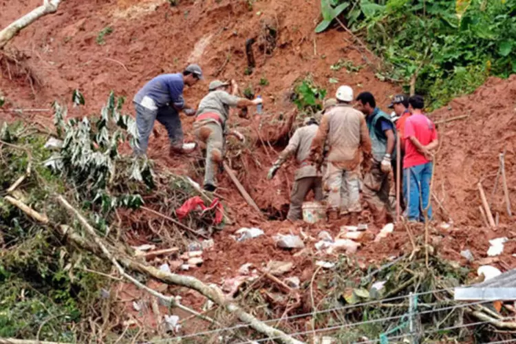 Equipes de resgate trabalham em Teresópolis: a presidente do Inea disse também que a região serrana do estado vai receber um investimento de R$ 500 milhões (Valter Campanato/Agência Brasil)