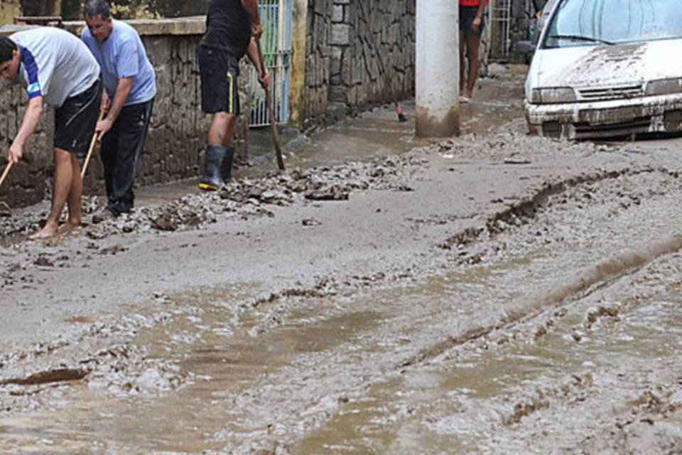 No Rio, 300 toneladas de lixo são coletadas após chuva