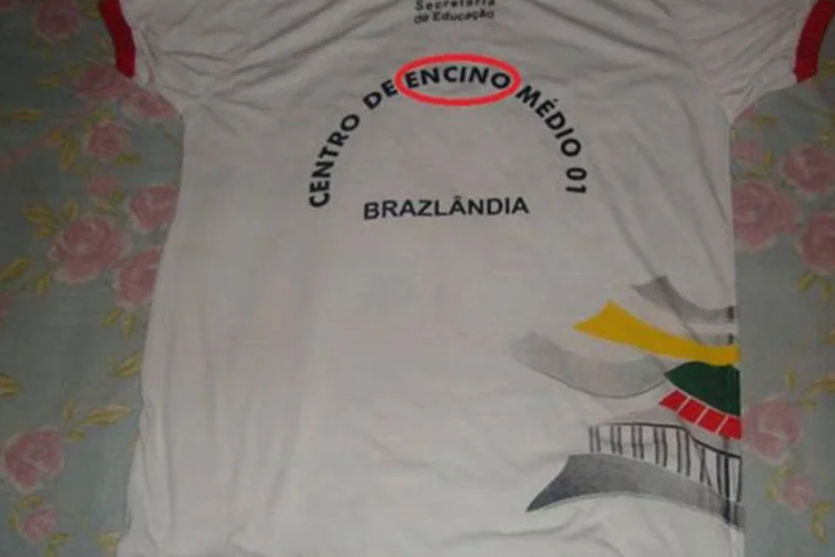 
	Uniforme distribu&iacute;do a alunos do Centro de Ensino M&eacute;dio 01, em Brazl&acirc;ndia
 (Reprodução / Facebook / Taynara Santos)