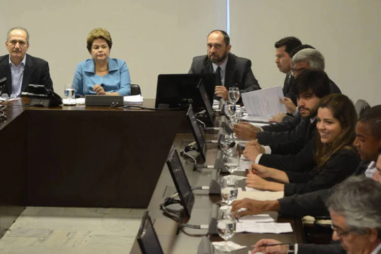 Dilma e os ministro Aldo Rebelo recebem os atletas do Bom Senso Futebol Clube (Valter Campanato/Agência Brasil)