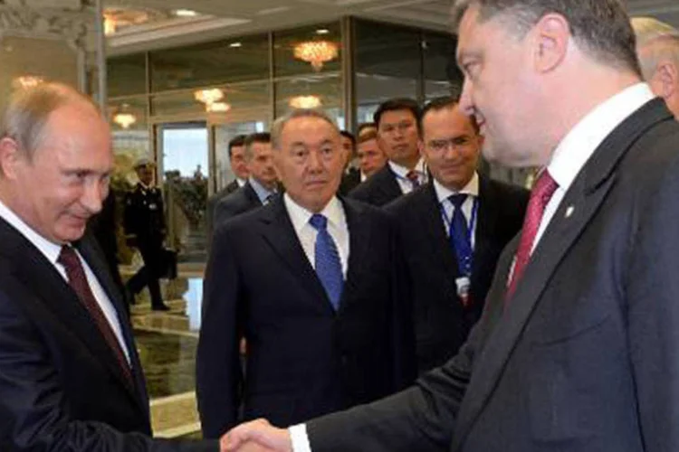 Presidente ucraniano, Petro Poroshenko, e o russo Vladimir Putin apertaram as mãos nesta terça-feira em Minsk (Sergei Bondarenko/AFP)