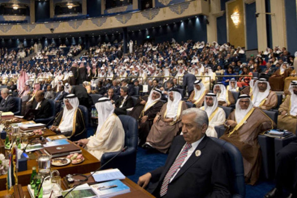 Cúpula árabe tenta resolver rixas e Kuwait faz alerta