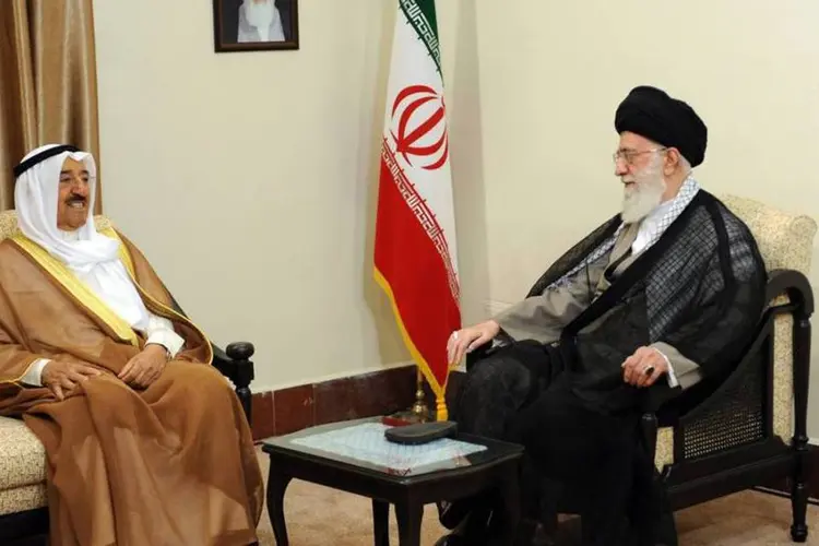 Ali Khamenei durante encontro com o Emir do Kuwait em Teerã, no Irã (leader.ir/Divulgação via Reuters)