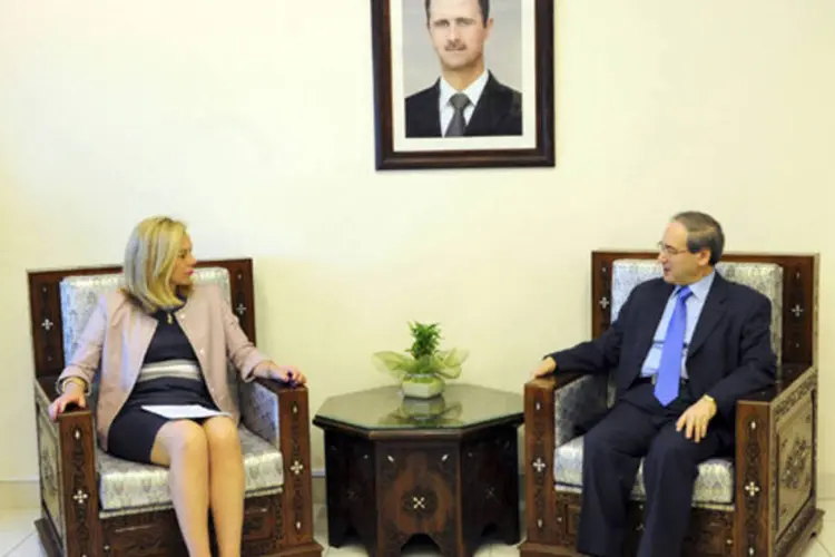 Vice-ministro das Relações Exteriores da Síria, Faisal al-Miqdad, se encontra com Sigrid Kaag, chefe da missão conjunta da ONU e da Opaq, em Damasco, na Síria (SANA/Divulgação via Reuters)