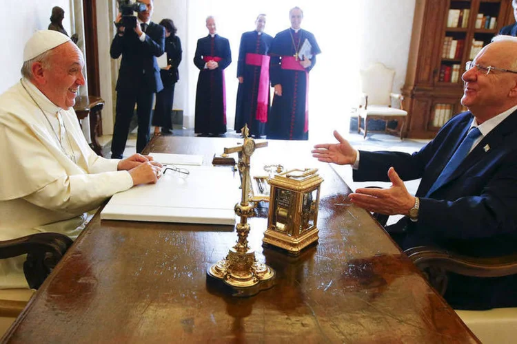 
	Encontro entre Papa Francisco e o presidente de Israel, Reuven Rivlin: eles destacaram a necessidade e a urg&ecirc;ncia de criar um clima de confian&ccedil;a entre israelenses e palestinos
 (Reuters / Tony Gentile)