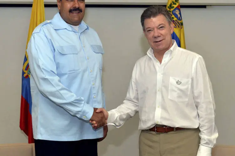 Nicolás Maduro e Juan Manuel Santos durante encontro em Cartagema, na Colômbia (Presidência da Colômbia/Divulgação via Reuters)